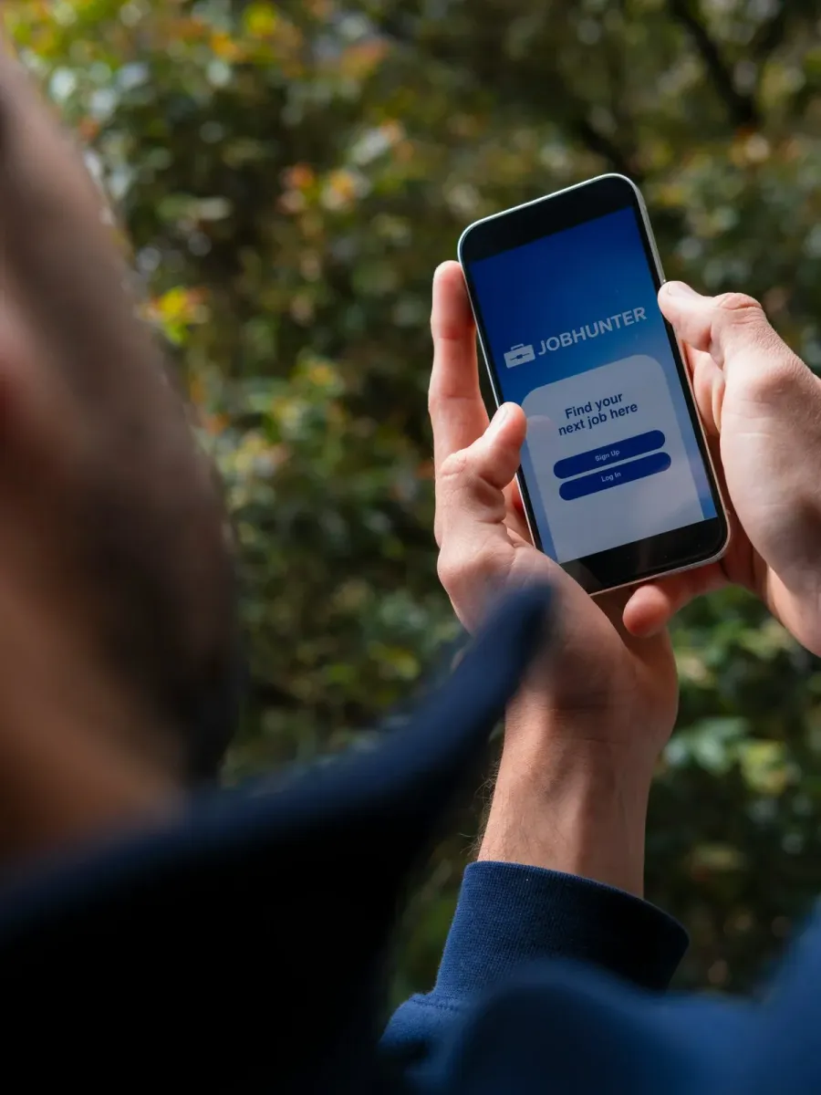 Aplikacja mobilna otwarta na telefonie trzymanym w dłoniach
